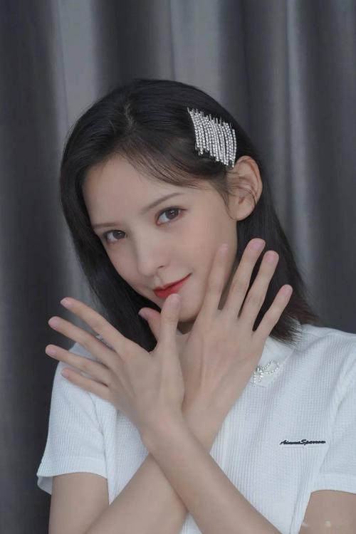 张予曦的长相也是典型的浓颜,大眼睛,巴掌脸,鼻子高挺,精致又骨感