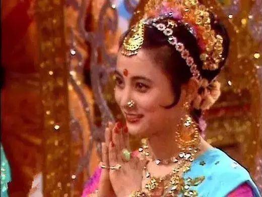 玉兔精与孙悟空开打前为何要脱掉凡间的衣服,她有什么秘密