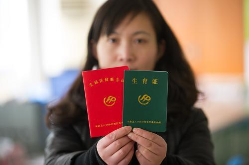 2月13日,安徽省合肥市翠庭园社区居委会工作人员展示"单独二胎"的生育