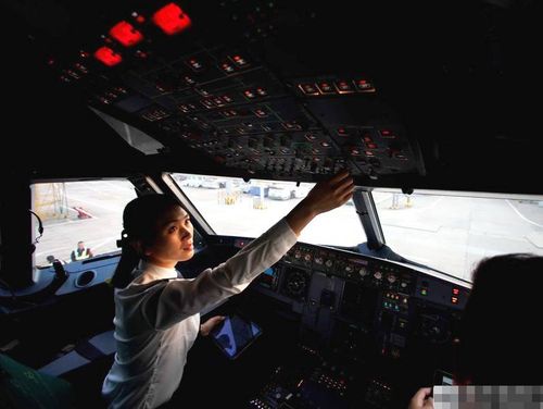 来源:路透社 驾驶员韩思源(左)与客机工作人员交流,安排飞机起飞前