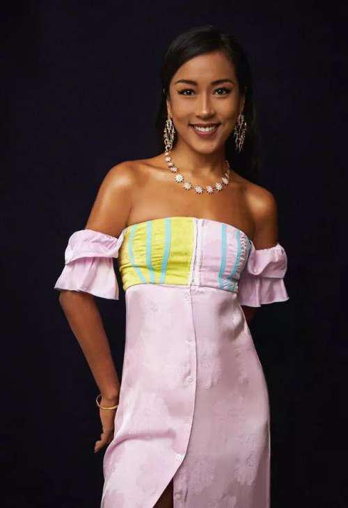 在一个人人推崇白富美的时代,吉克隽逸凭借自己极有特色的黑皮肤,愣是