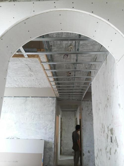 木工做弧形,保持两边收边完好没有破损,师傅手艺不错,点赞!