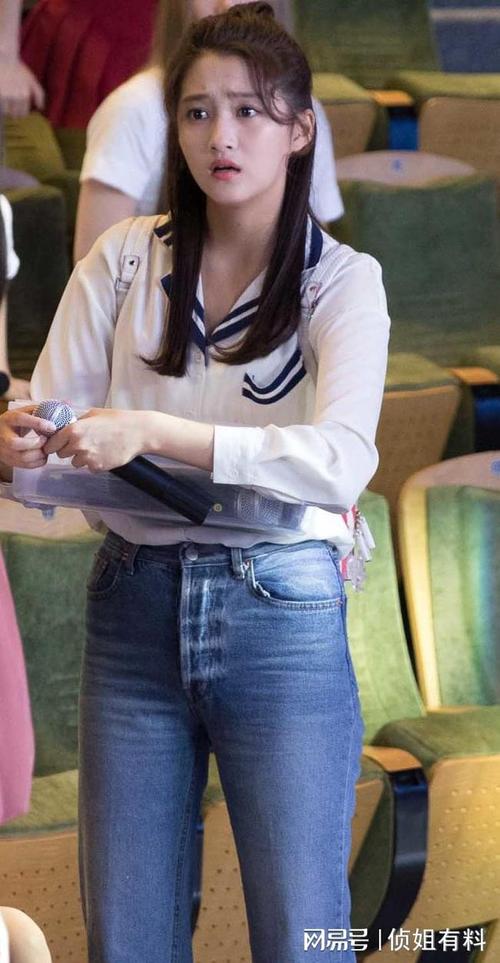 关晓彤白上衣牛仔裤打扮活动现场近距离抓拍无修复原图什么水平