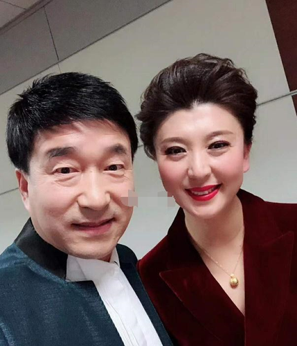 闫学晶47岁仍然年轻,跟丈夫一起像父女,跟继女一起像姐妹