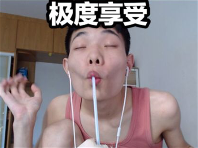 虎牙表情包一哥现场搞怪,粉丝笑了:有起错的名字没叫错的外号!