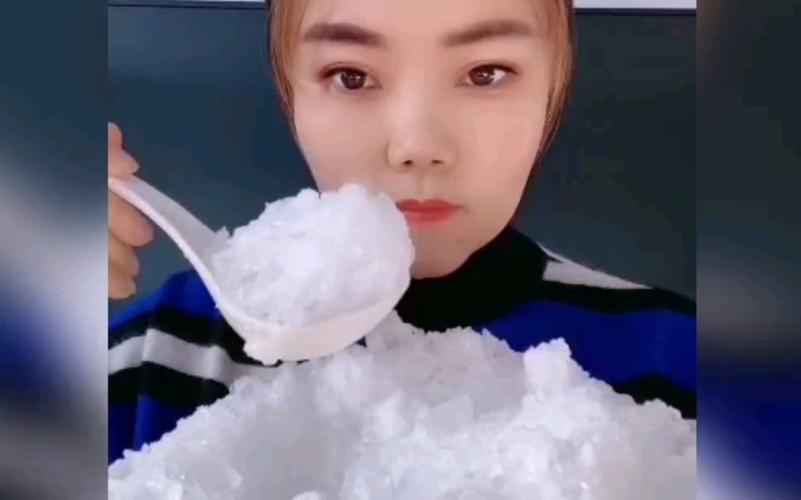 搬运吃冰纯冰妞大勺子舀纯冰碎碎果然还是白色冰更有食欲