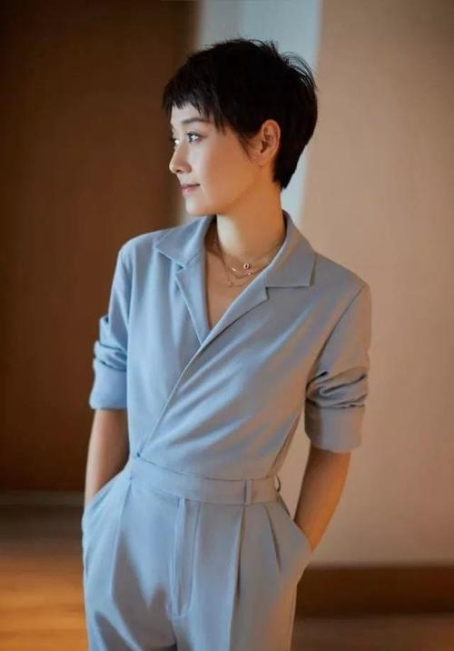 女人过了40还是更适合短发看袁泉就知道长短发气质差太多