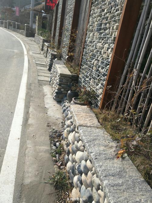 墙面用鹅卵石堆砌