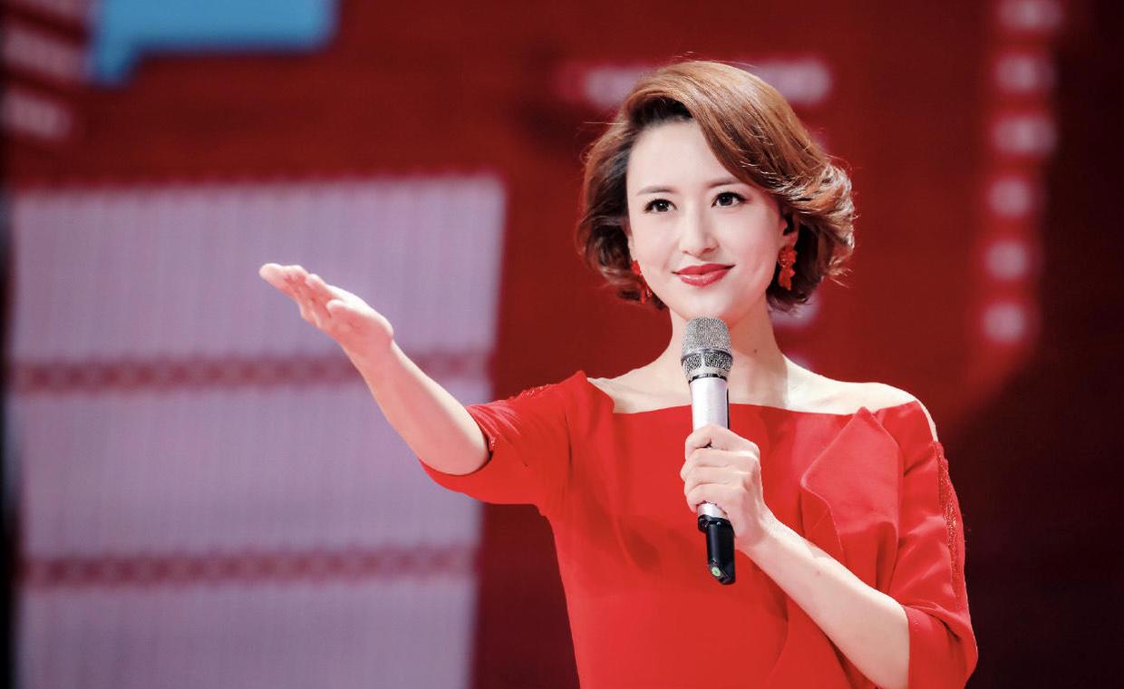 41岁的张蕾依然气质全开,波波头短发搭配红色连衣裙,高级大气