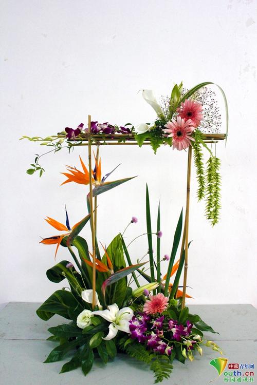 大学生创意插花感恩母校 这个毕业季芬芳浓溢