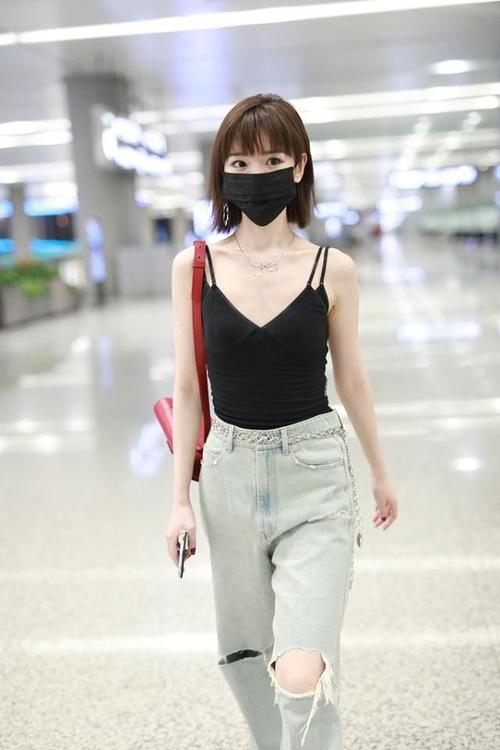 原创毛晓彤个性搭配,紧身吊带 破洞裤时髦感十足,铁链腰带更抢镜