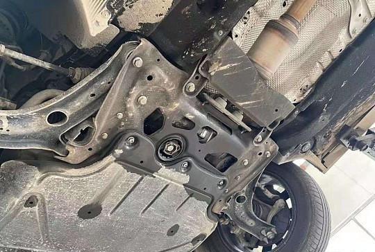 西安车主新买的迈腾不到一个月底盘漏油想换车4s店不同意