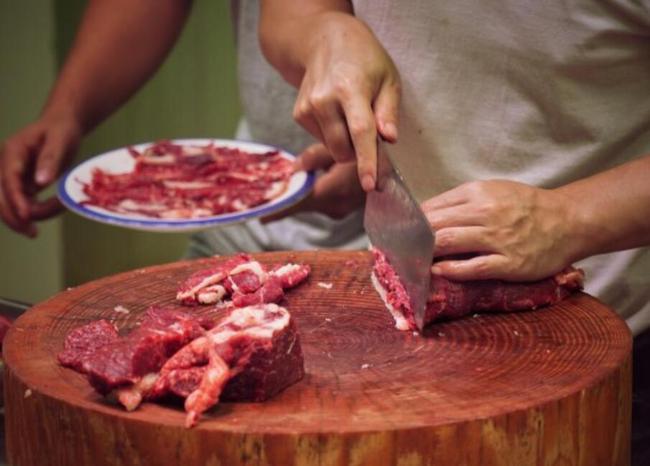 杀售卖的牛肉,否则真的很难分辨这种表面湿漉漉的牛肉是否是注水牛肉