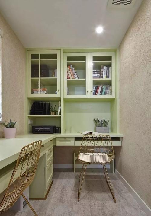 业主果断放弃主卫,为卧室增添出来一个很实用的小书房,木质格栅