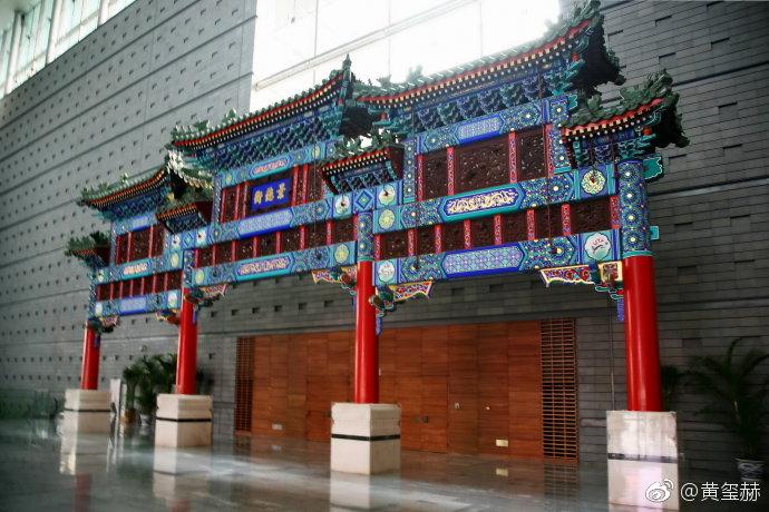 "景德街"牌楼是历代帝王庙前跨阜城门内大街的一对木