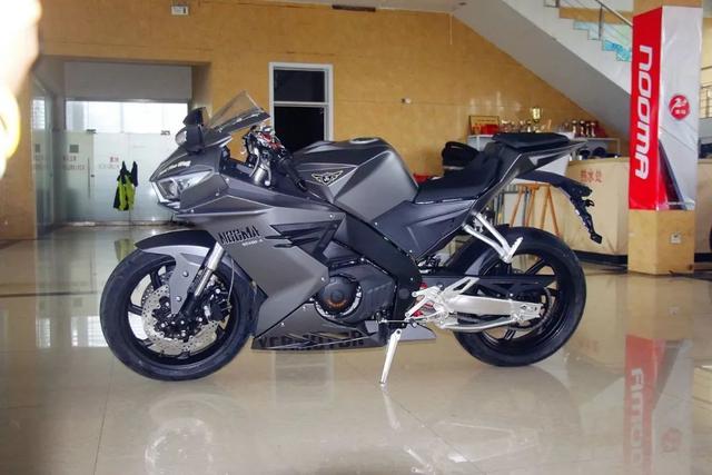 25800元,日清卡钳宗申机器铝合金摇臂跑车:诺马刀锋400跑车上市