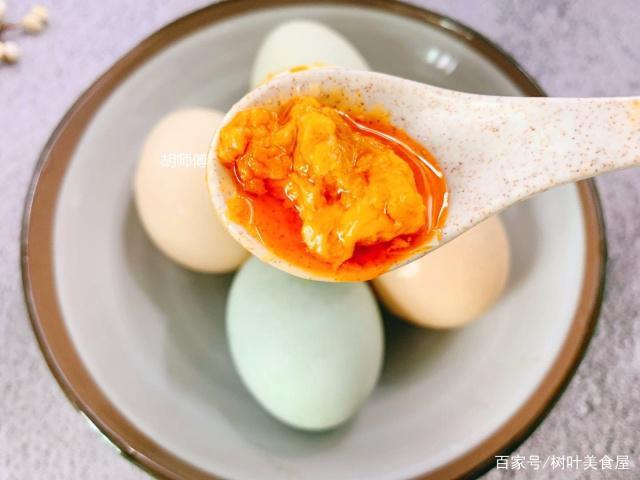 腌咸鸭蛋时,万万不能只抹盐,多加这2步,7天能起沙,8天就流油