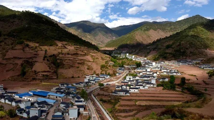  p>荞窝镇,隶属于四川省凉山彝族自治州普格县,地处普格县城北部,东接