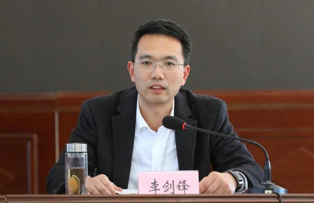时事看点>正文> 县委副书记,代县长李剑锋对疫情防控工作作了部署.