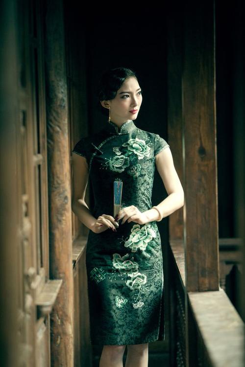 明艳美丽的旗袍美女