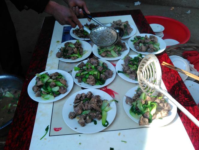 农家的喜事亲朋好友来祝贺,有一种吃饭叫"坐席"