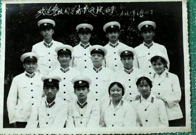 1972年,警服的颜色为什么由绿色变成蓝色,1974年又变成白色?