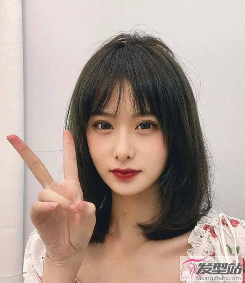 空气刘海 内扣中长发发型,简简单单一款时尚女生发型,显脸小又显气质