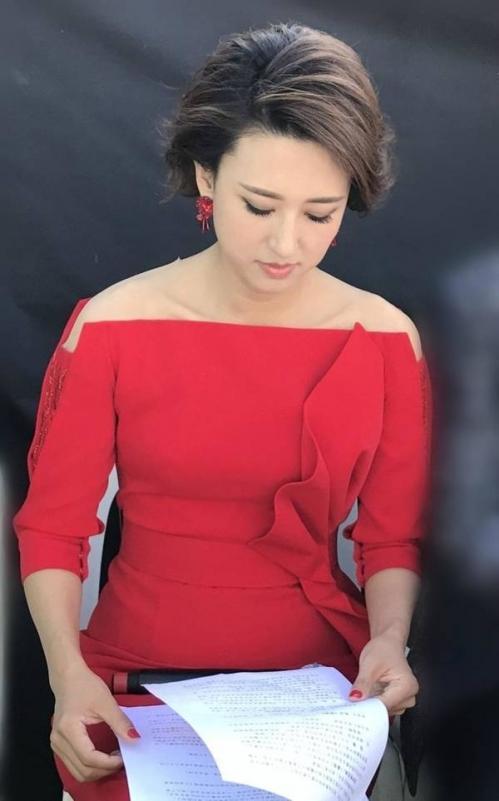 央视美女主持张蕾:正红时嫁大20岁上亿矿老板,因生娃