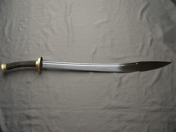 这种武器具有温和的曲线沿着刀片,令这柳叶刀减少了逆能力