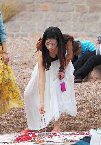 街拍: 沙滩上俯身捡东西的美女, 亮点你们能找到了么?