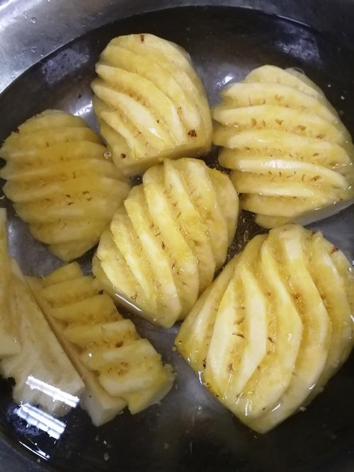 削皮的菠萝在盐水中浸泡