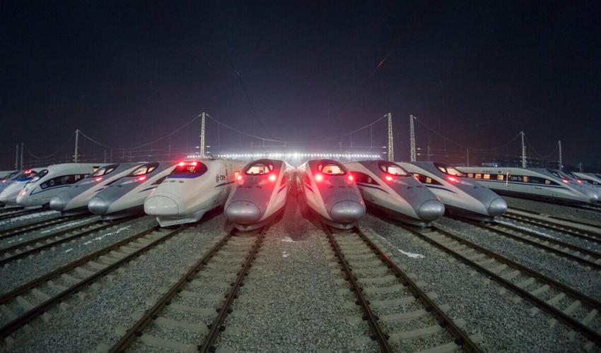 图为夜晚的高铁