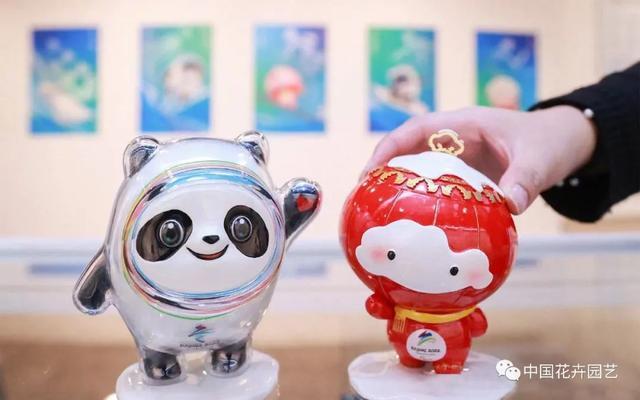 金边冰墩墩身侧我看到了岁寒三友动态