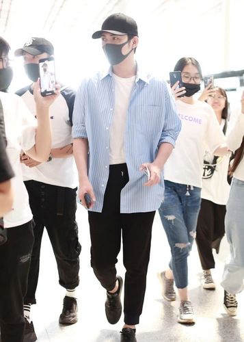 张彬彬现身机场,穿条纹衫黑长裤腿长一米八