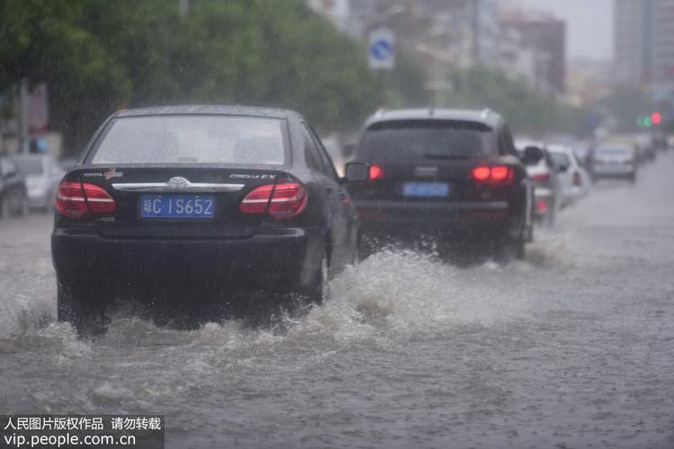 海南琼海遭遇雷雨大风天气 部分道路积水严重