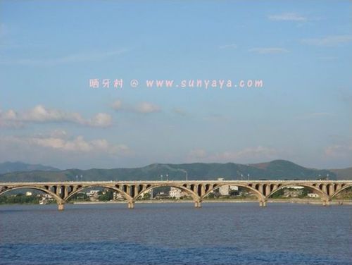 绣江大桥位于容县县城中心,横跨绣江,是连接南北城区的