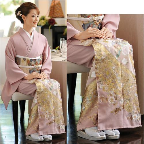 色留袖(いろとめそで)对花纹没有那么多讲究,一般色彩和纹样还是以