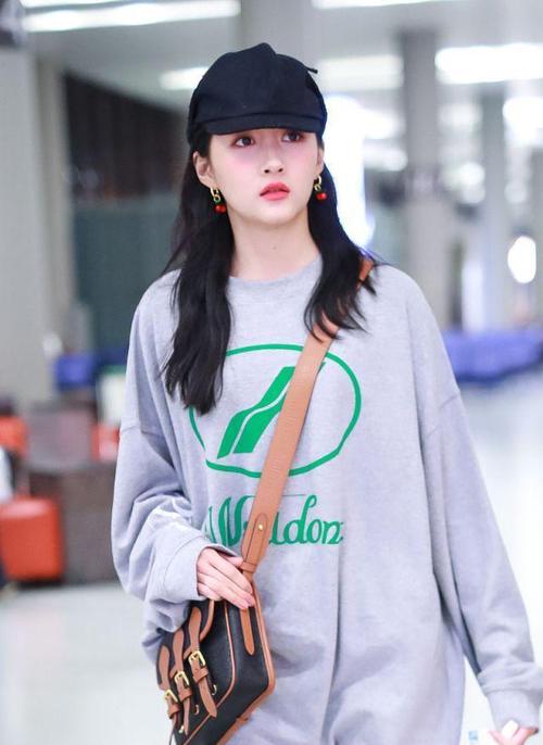 关晓彤戴水果耳环灵动可人,十分可爱,她身穿卫衣配破洞裤身材完美.