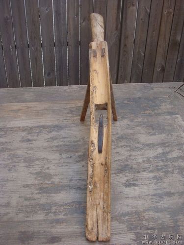 过去农村用来剥玉米粒的专用工具