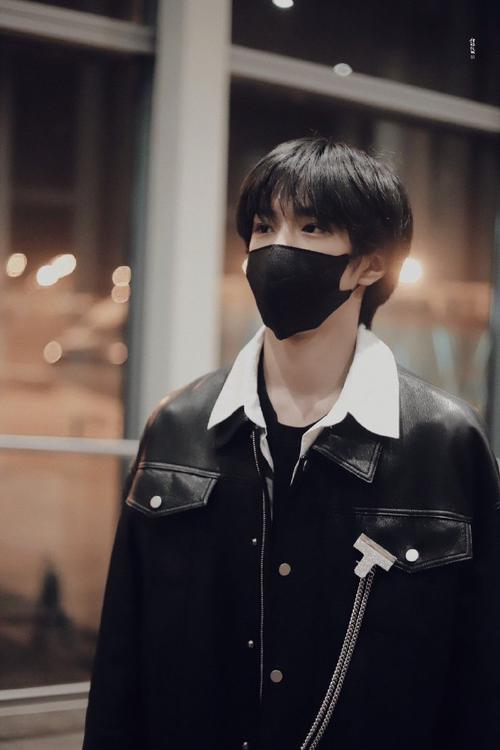 刘耀文黑皮衣机场 