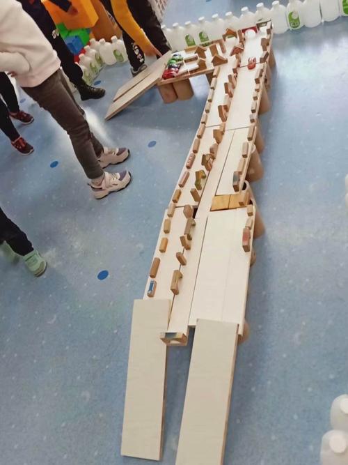 石嘴山市幼儿园大八班建构区学习故事《过山车》