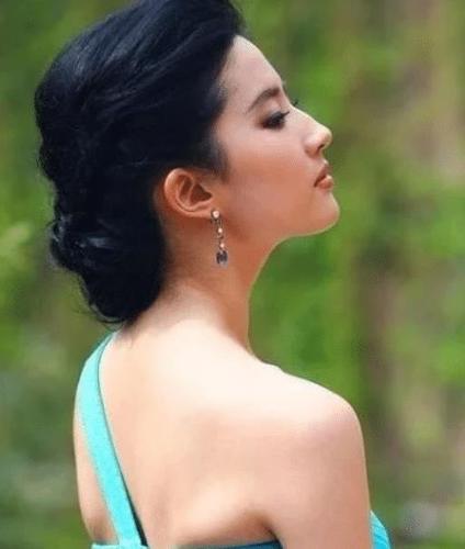 刘亦菲早期旧照,曾因腰太细找不到合适礼服,迷之身材令人羡慕!