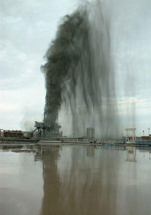 钻井井喷事故(附现场照片)——在钻井一线的兄弟们小心啊!