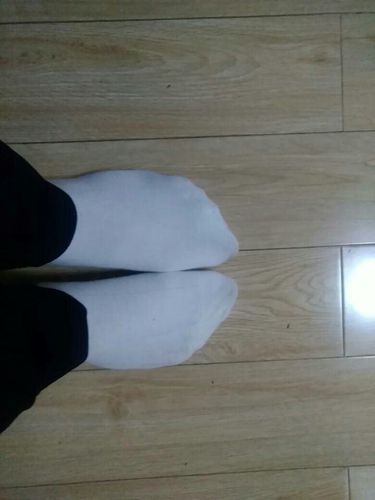 我是一个高一女生,学校体操队要求训练脱鞋,必须穿白袜子训练,这样的