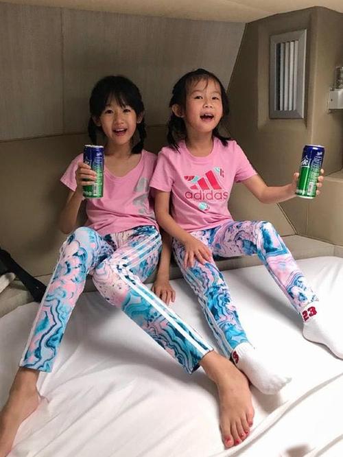 陆毅女儿愈发像鲍蕾,贝儿12岁腿真瘦成筷子!肉都长爸爸身上了