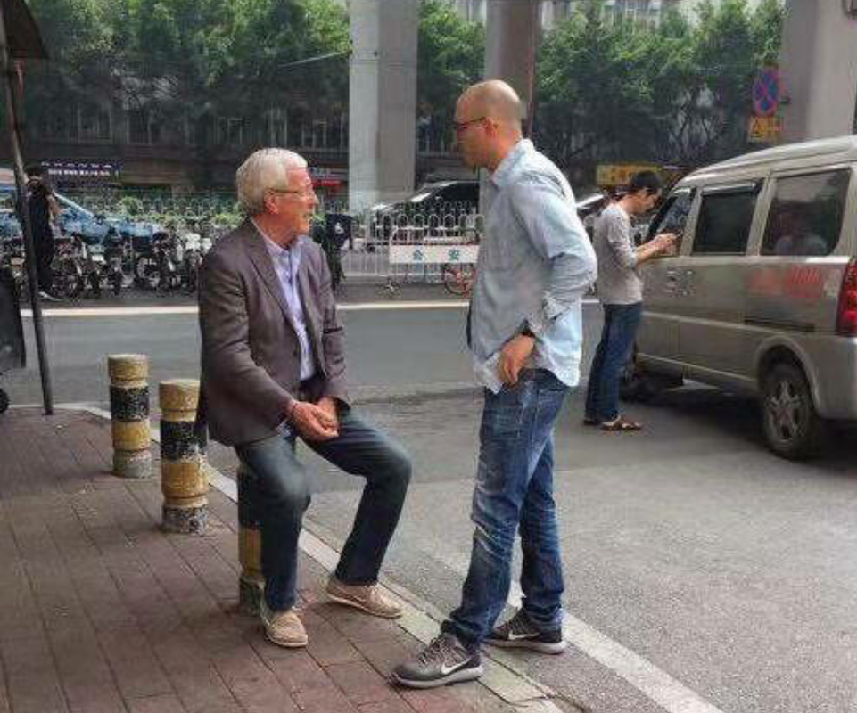 网友在微博上晒照调侃道:"里皮大爷这坐姿也是很接地气呀!"(截图如上)