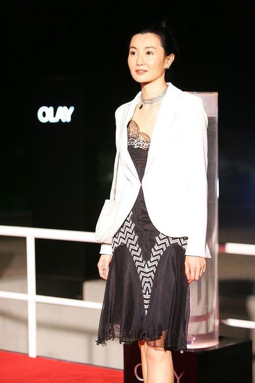 张曼玉真是有点太拼了穿着蕾丝的衣服肉白色打底还很保守