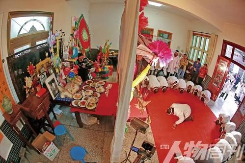 许石林父亲去世三周年祭祀典礼,除服日朝祭献饭奠酒, 奏乐,宾朋上香