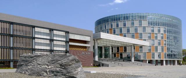 说起馆藏资源,自然离不开图书馆:建筑大学的图书馆很酷炫,外部呈圆柱