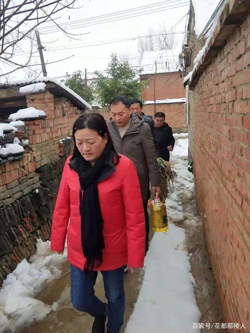 鄢陵张桥镇和寨村给贫困户送去党和政府的关怀与温暖